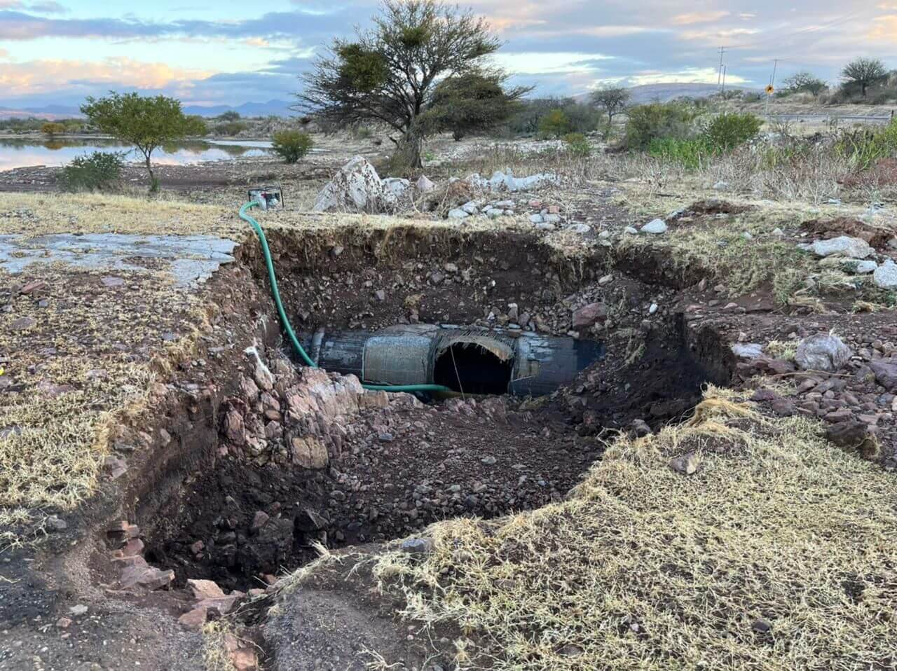 La Comisión Estatal del Agua informa que la fuga se registró en el kilómetro 36+250 a la altura de la Presa El Fuerte