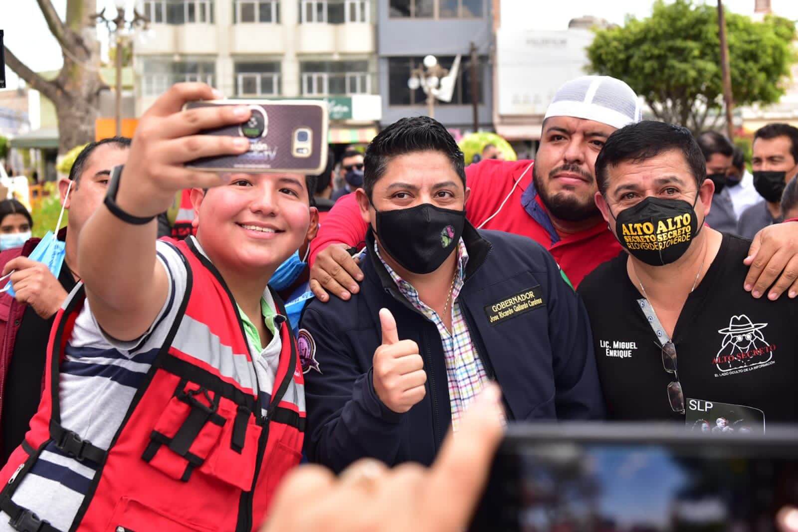 Gallardo Cardona recorrió la Plaza del municipio de Rioverde al finalizar la reunión de trabajo de la Mesa para la Reconstrucción de la Paz