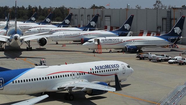 Aeroméxico cancela más de 40 vuelos debido a brotes de Covid