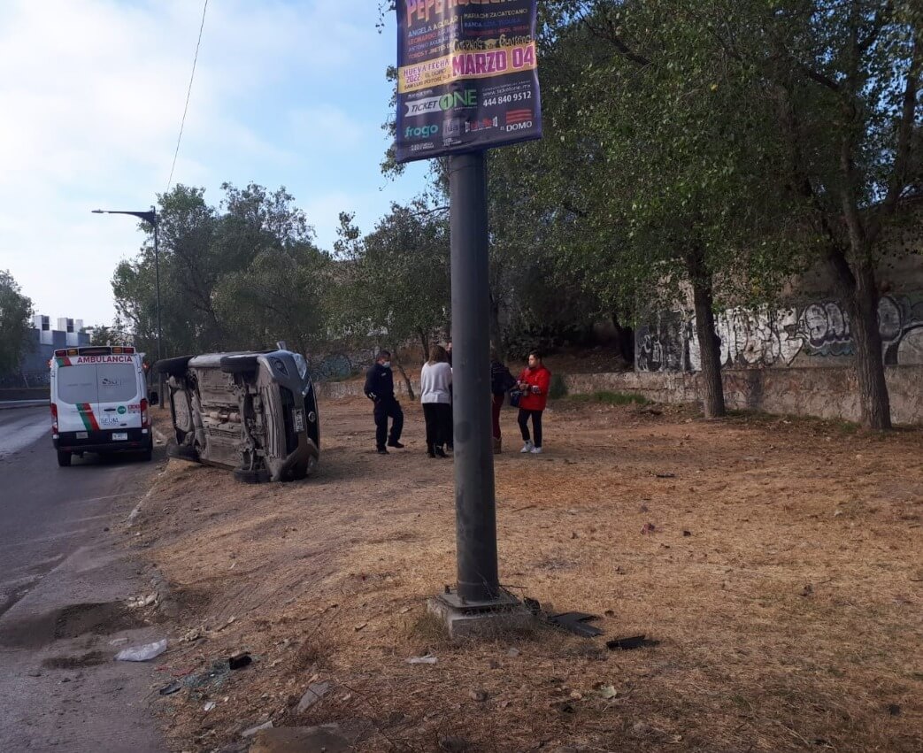 Policía Vial y Movilidad atendieron un hecho de tránsito registrado en bulevar Río Santiago a la altura de  Prolongación Mariano Matamoros.