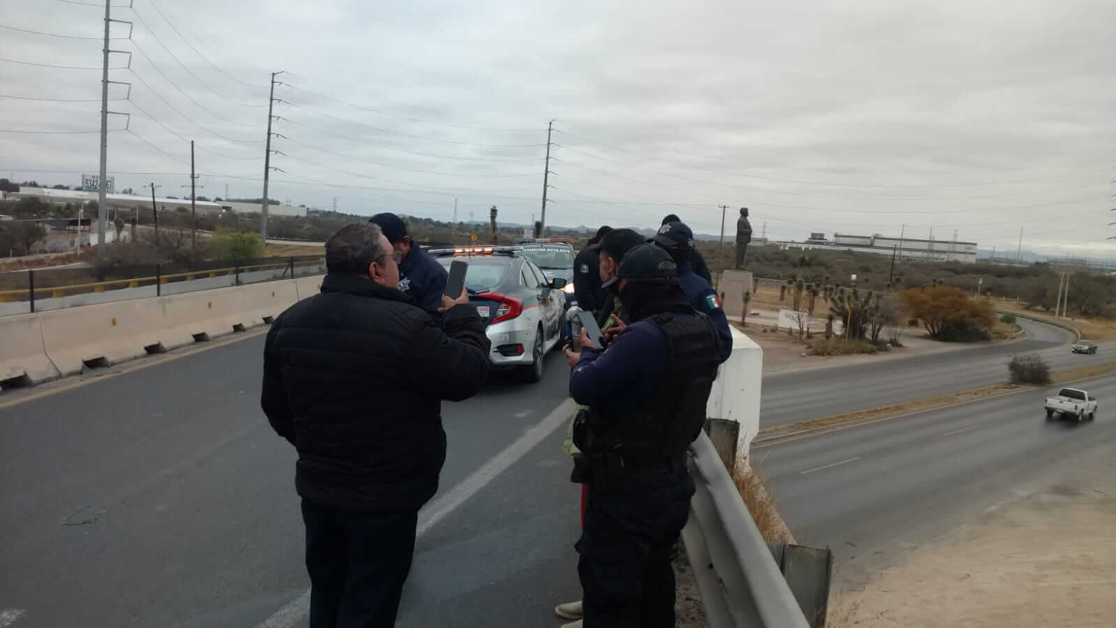 DGSPM de Soledad de Graciano Sánchez disuadieron un intento de suicidio de un  hombre en un puente de Carretera Matehuala.