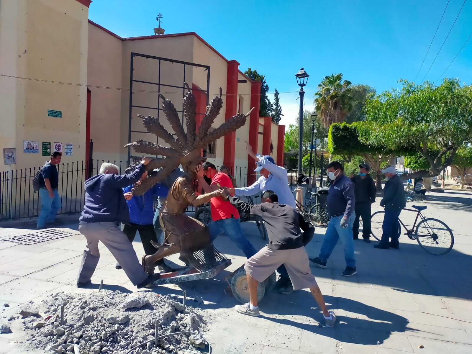 Las direcciones de Servicios Municipales y de Cultura Municipal, retiraron la escultura de bronce El Danzante Chichimeca