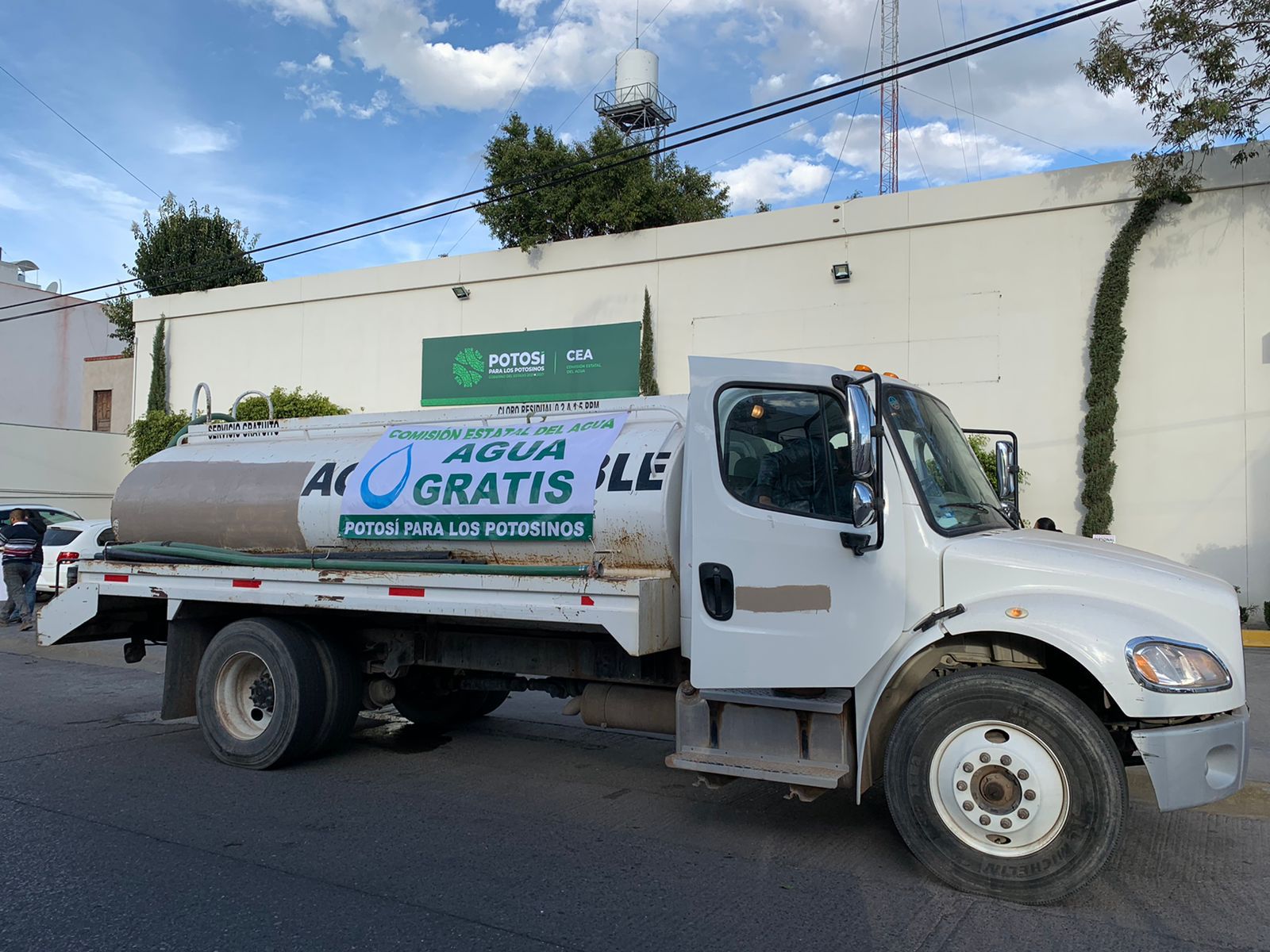 CEA abastece de agua a familias afectadas por fugas de El Realito