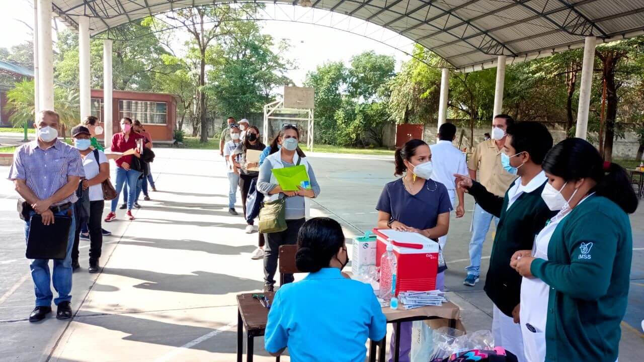 Trabajadores y trabajadoras de la educación recibieron su vacuna contra el Covid-19, este 3 y 4 de febrero en cuatro municipios del Estado.