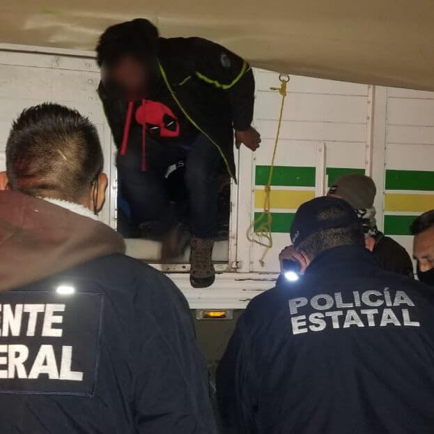 Secretaría de Seguridad Pública del Estado informa el rescate de 106 personas indocumentadas que viajaban a bordo de un camión tipo torton