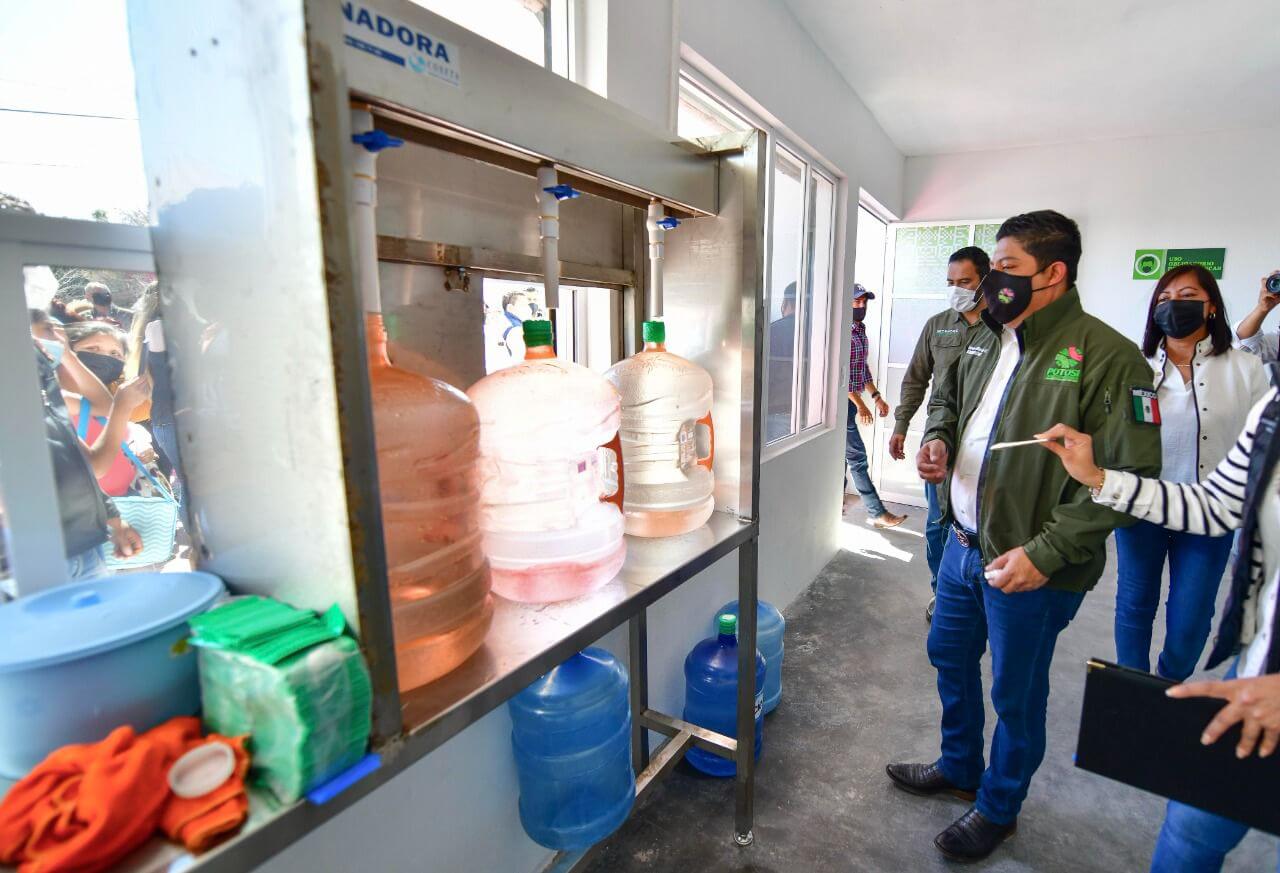 Ricardo Gallardo Cardona puso en operación la primera purificadora de agua gratuita en el municipio de Charcas