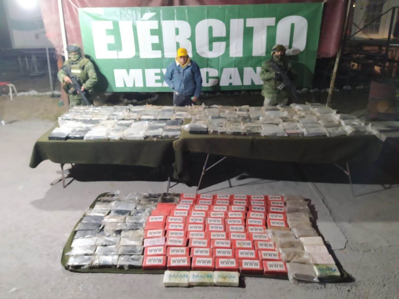 Aseguramiento de más de 300 kilogramos de cocaína en el punto de revisión carretero ubicado en Villa de Arista.