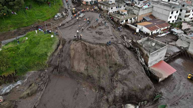 Aluvión de lodo y escombros deja 23 muertos en Ecuador
