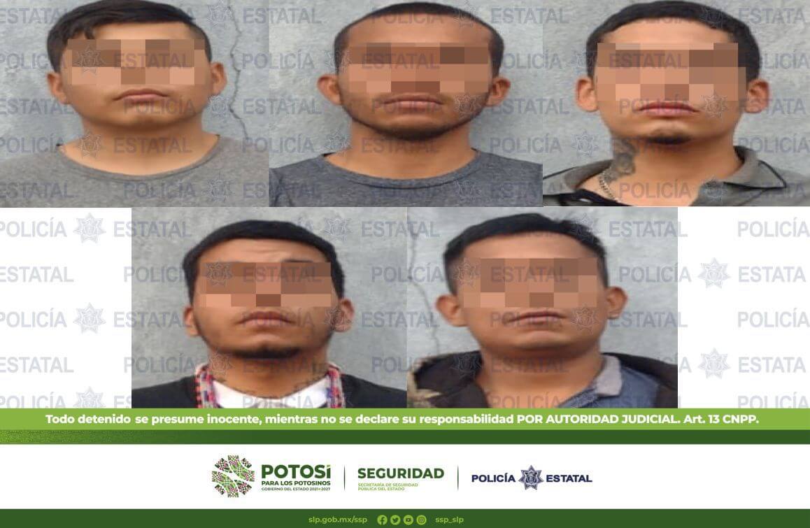 Estatales lograron la detención de 5 masculinos por la presunta posesión de droga y artefactos metálicos conocidos como “poncha llantas”.