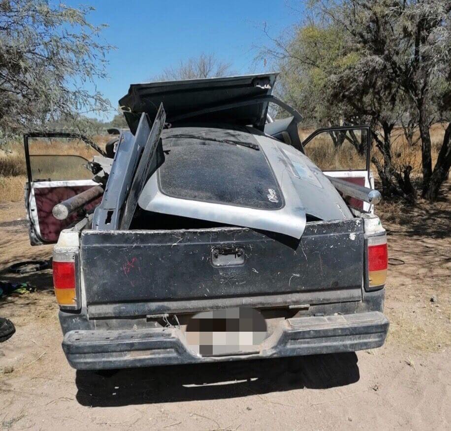 Agentes de la Policía, efectuaron en arresto de dos personas, quienes fueron sorprendidos en poder de una camioneta con reporte de robo.