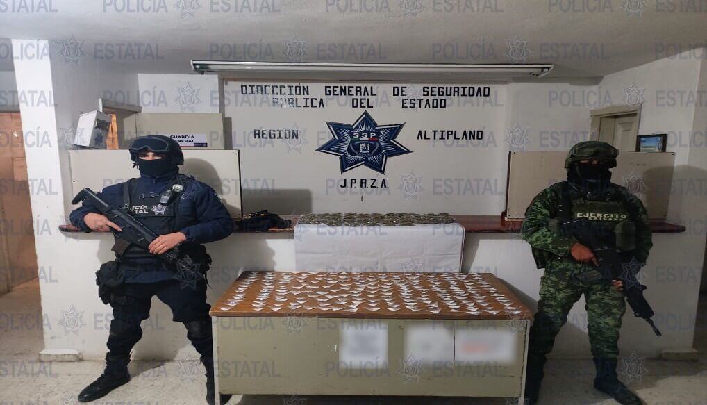 Policías Estatales en coordinación con personal de la SEDENA, aseguraron un total de 200 dosis de enervantes en la colonia Infonavit.