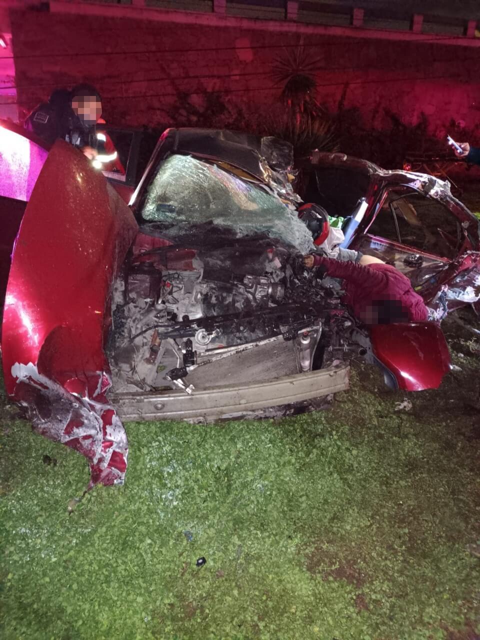 Tres personas lesionadas y daños materiales a infraestructura pública es el saldo de un choque en avenida Salvador Nava Martínez