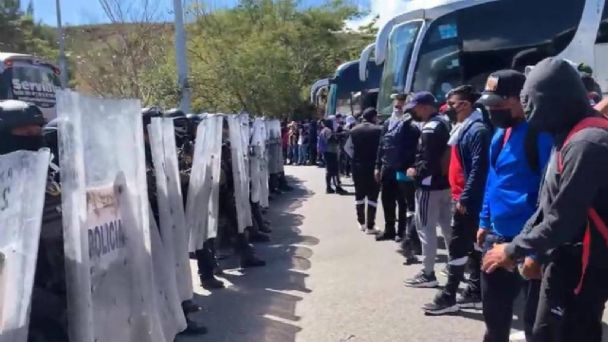 Normalistas de Ayotzinapa se enfrentan con elementos de la Guardia Nacional