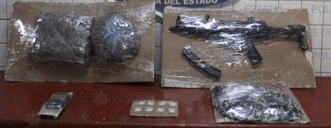 Detuvieron a un hombre por los presuntos delitos de ataque peligroso, posesión de marihuana, ocho dosis de “cristal” y un arma de fuego.