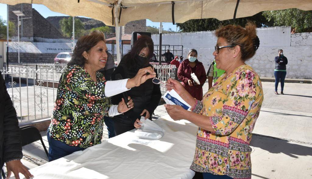 Entrega de anteojos en Estación Ventura se realizó en coordinación con la Secretaria de Salud del Gobierno del Estado y de la empresa Óptimo.