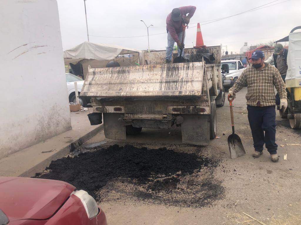 Dirección de Comercio, en coordinación con la Dirección de Obras Públicas, comenzaron con las labores de bacheo en el Mercado Bicentenario