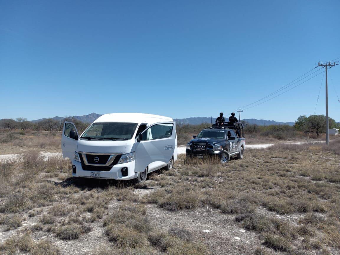 Los oficiales lograron el aseguramiento de una camioneta de transporte de personal que contaba con reporte de robo