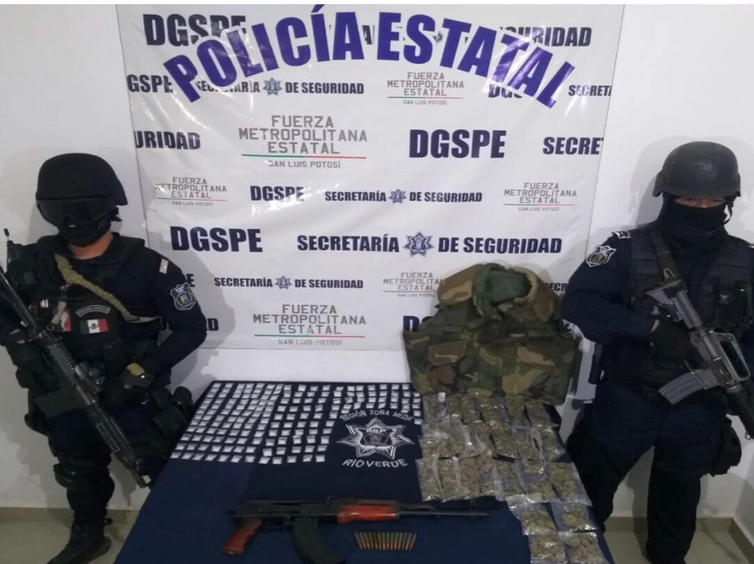 Policía Estatal, aseguraron una camioneta en cuyo interior se localizó un arma de fuego, droga, cartuchos útiles y un chaleco balístico.