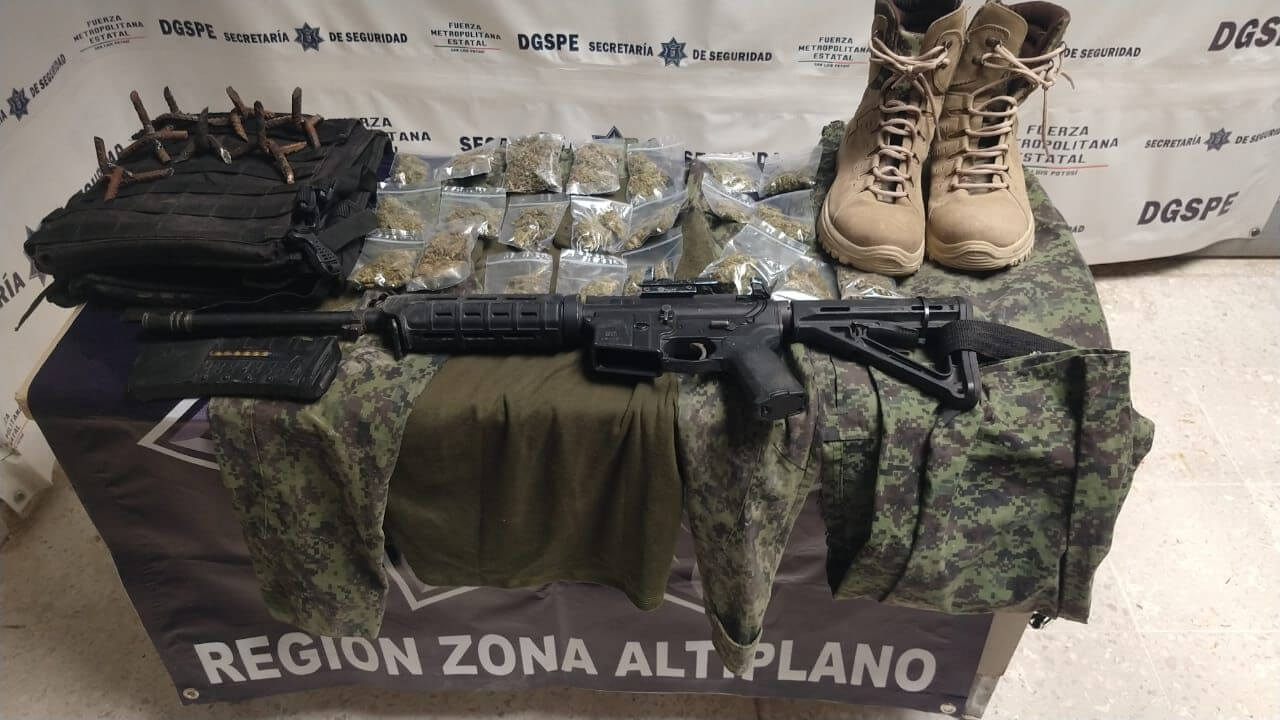 Policía Estatal, detuvieron a tres masculinos a quienes se les aseguró un arma larga, droga, “poncha llantas” y ropa táctica.