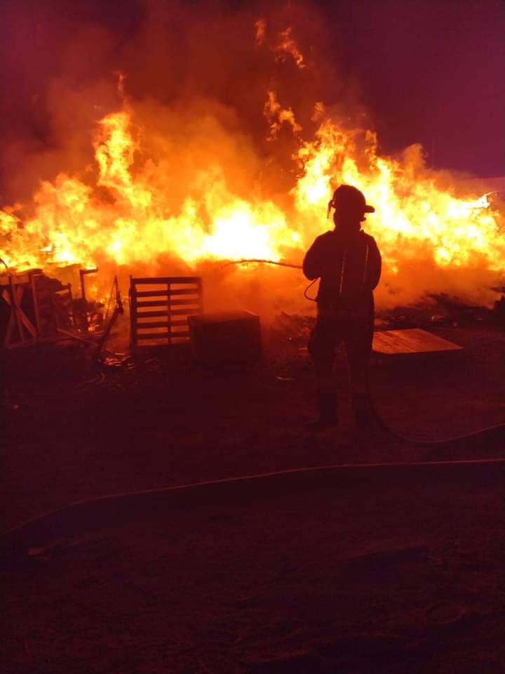 A las 5:30 am del día de hoy, se recibió el reporte de un incendio de una empresa de tarimas ubicada en el eje 135.