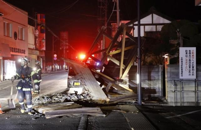 Japón reporta 2 muertos y 92 heridos tras terremoto de magnitud 7.4