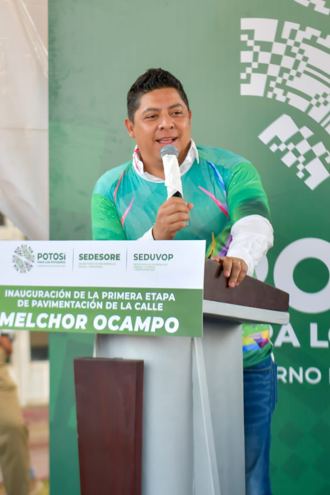 Anuncia Gobernador inédito programa de pavimentación en comunidades