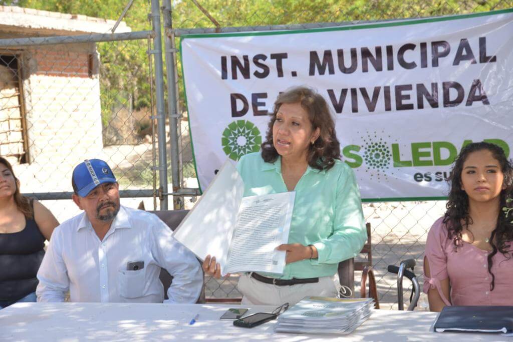 Noyola Cervantes,  hizo entrega de 17 escrituras a familias que habitan la colonia Guadalupe y que se encuentran en condición vulnerable