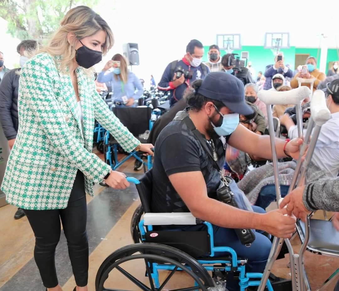 Desarrollo Integral de la Familia (DIF) entregó 250 sillas de ruedas a personas que padecen alguna discapacidad en movilidad.