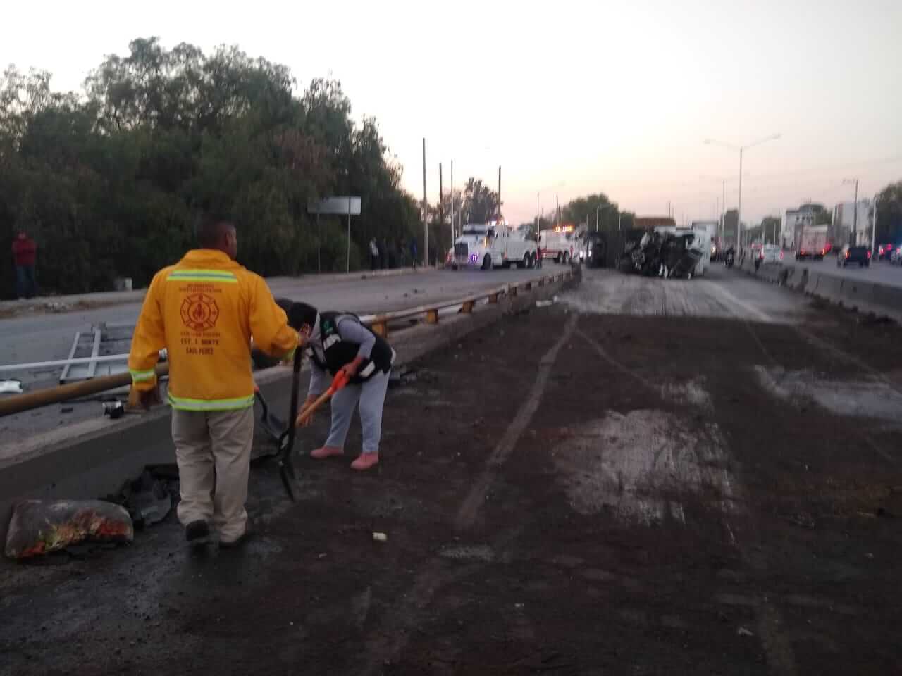 Protección civil de Soledad informó que se atendió un reporte de auxilio por una volcadura de tráiler en Periférico Oriente