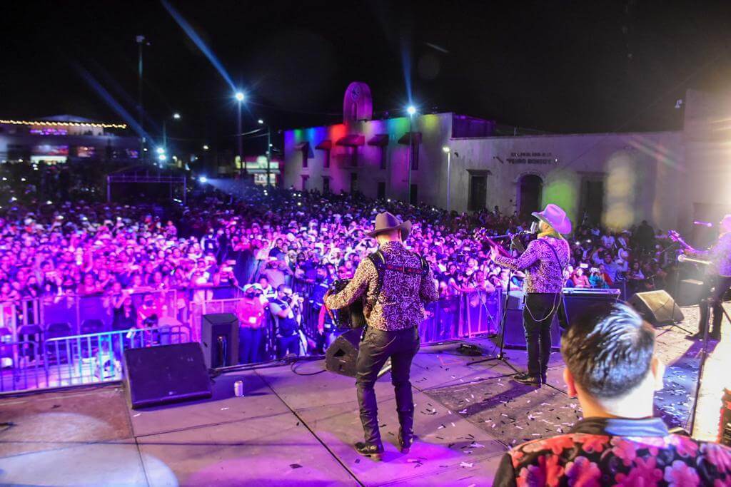 Durante nueve noches se lleno de alegría, júbilo, baile y recuerdos el escenario del teatro del pueblo de la Feria Nacional de la Enchilada