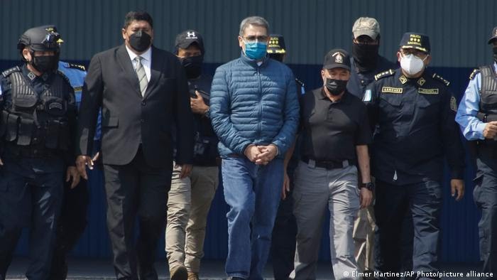 Ex presidente hondureño recibió un millón de dólares por parte de El Chapo: EU