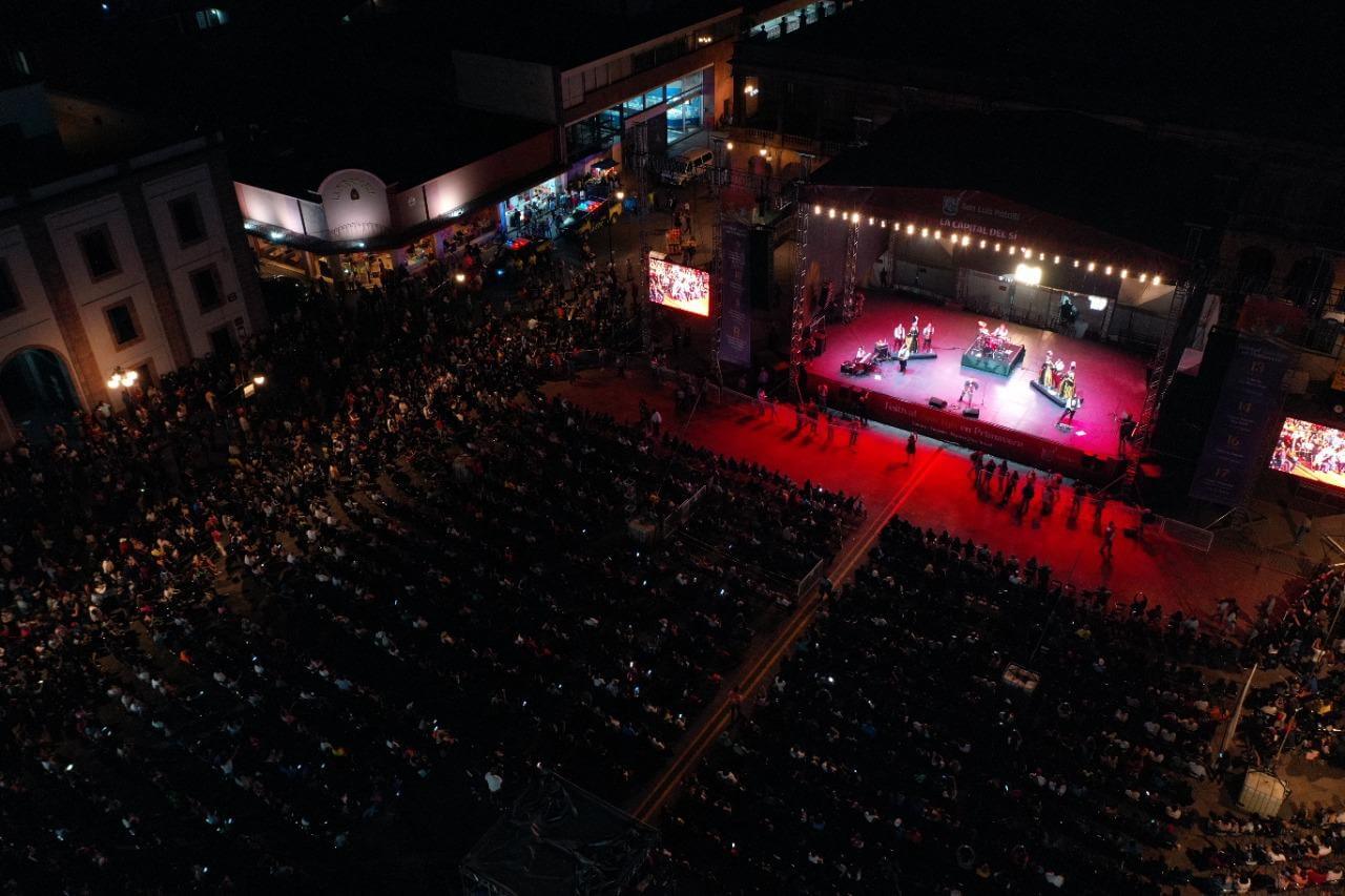 El segundo día del Festival San Luis en Primavera tuvo la presentación estelar del grupo Ópera Prima Rock, con su Tributo a Queen