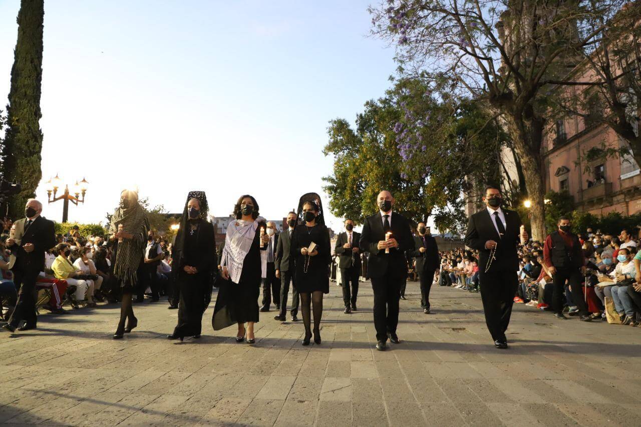 El alcalde Enrique Galindo Ceballos encabezó el arranque de la Procesión del Silencio, el máximo evento de Semana Santa en San Luis Potosí