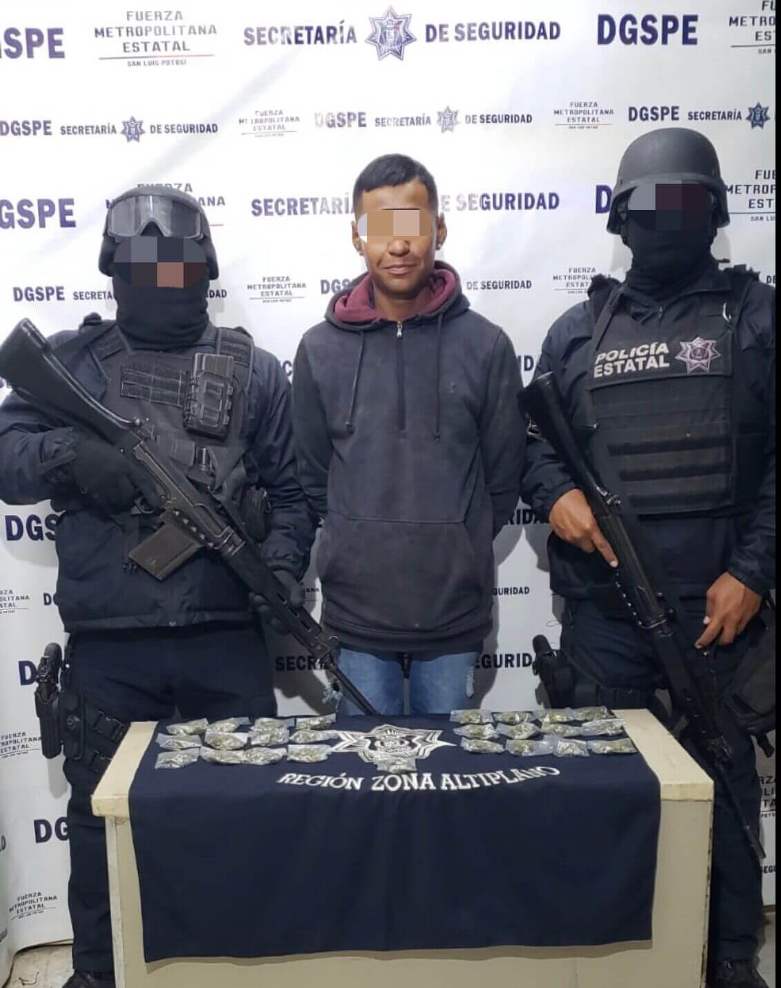 Parte del operativo “Matehuala Seguro”, agentes de la Policía Estatal detuvieron a un joven con 25 bolsas de droga.