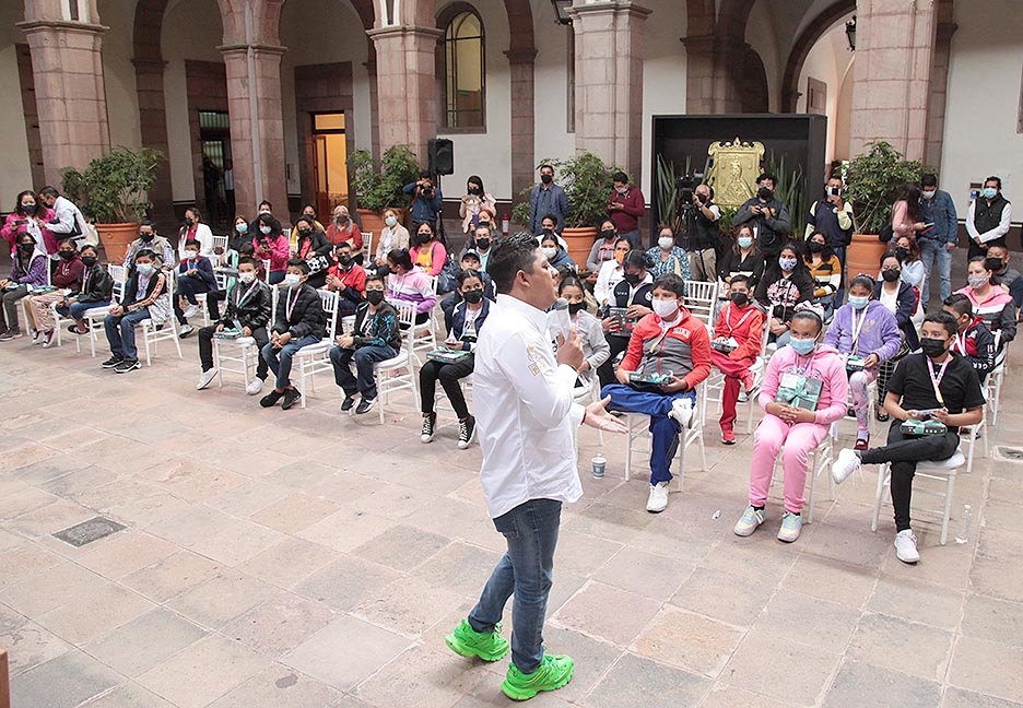 Recibe el Gobernador a participantes en el Parlamento de las Niñas y los Niños 2022