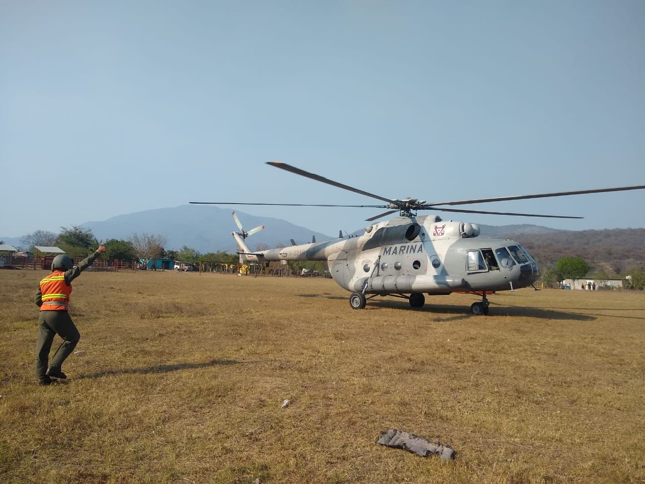 Inicia labores de combate de incendios helicóptero de la Marina