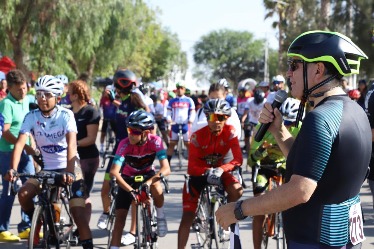 Enrique Galindo dio banderazo de salida al Gran Premio Ciclista La Pila, preparativo para el Gran Fondo Nairo