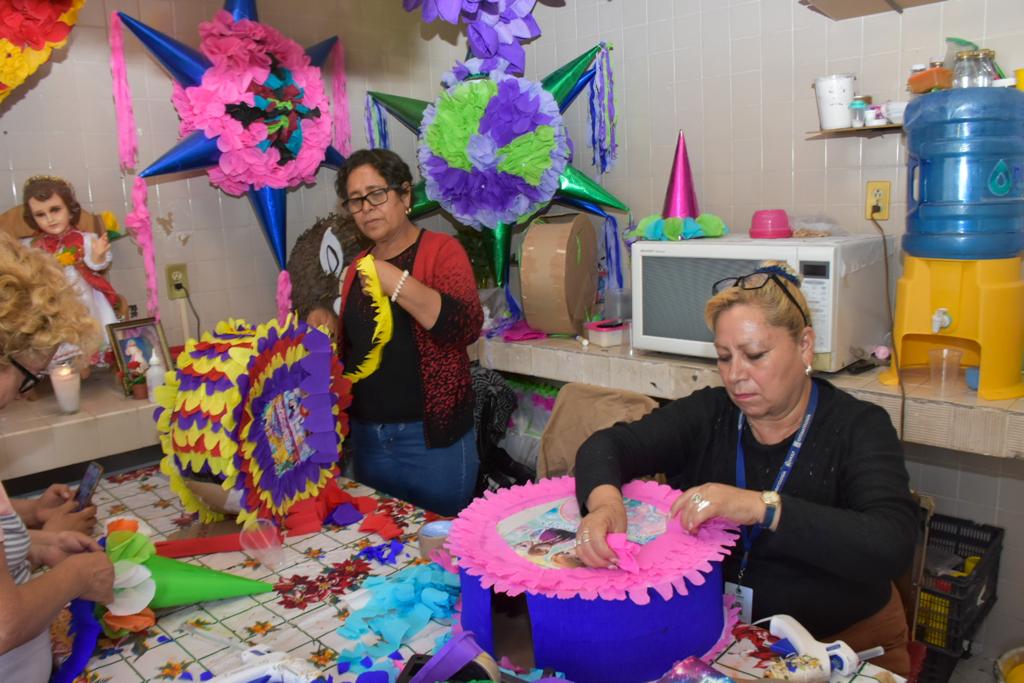 Ayuntamiento de Soledad continúa con la producción de piñatas para para el Día del niño y de la niña