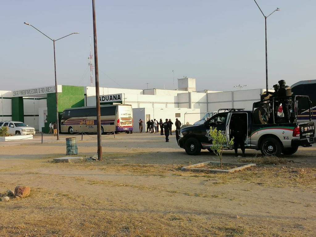 En total fueron trasladados 26 hombres del centro penitenciario de Ciudad Valles a La Pila y 36 mujeres de la Huasteca y Ríoverde a La Pila.