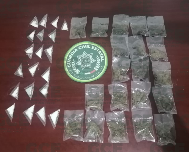Policías de la Guardia Civil Estatal detuvieron a dos hombres por presunta posesión de droga y aseguraron 48 dosis
