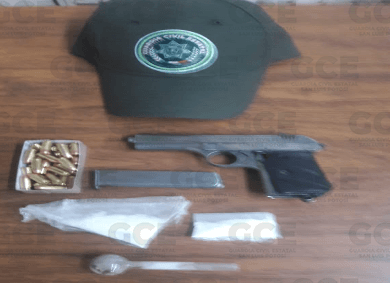 Policías de la Guardia Civil Estatal detuvieron a dos hombres por los presuntos delitos de portación de un arma de fuego y posesión de droga.