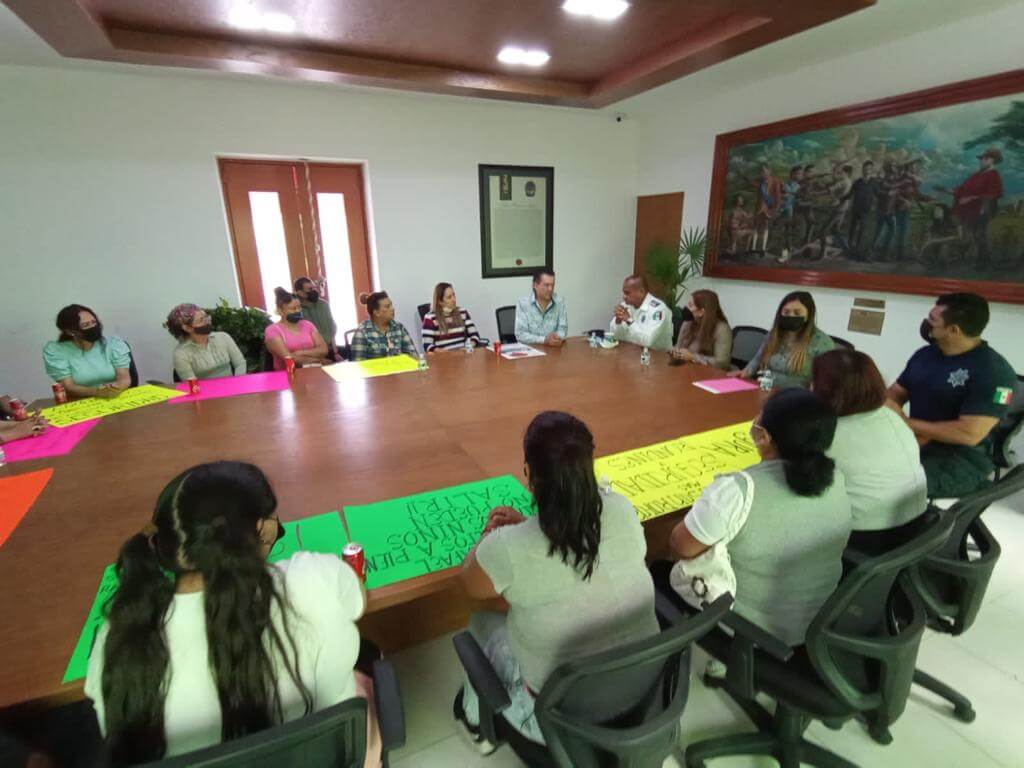 Habitantes de las colonias Quintas de la Hacienda, San Rafael y Cactus, sostuvieron una reunión con el Ayuntamiento de Soledad