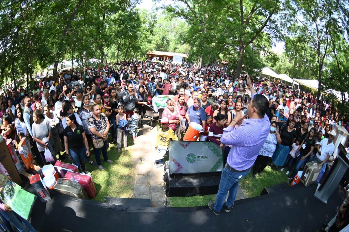 Acompañado de más de 2 mil madres de familia, el jefe del Gobierno estatal encabeza festejos por el Día de la Madre