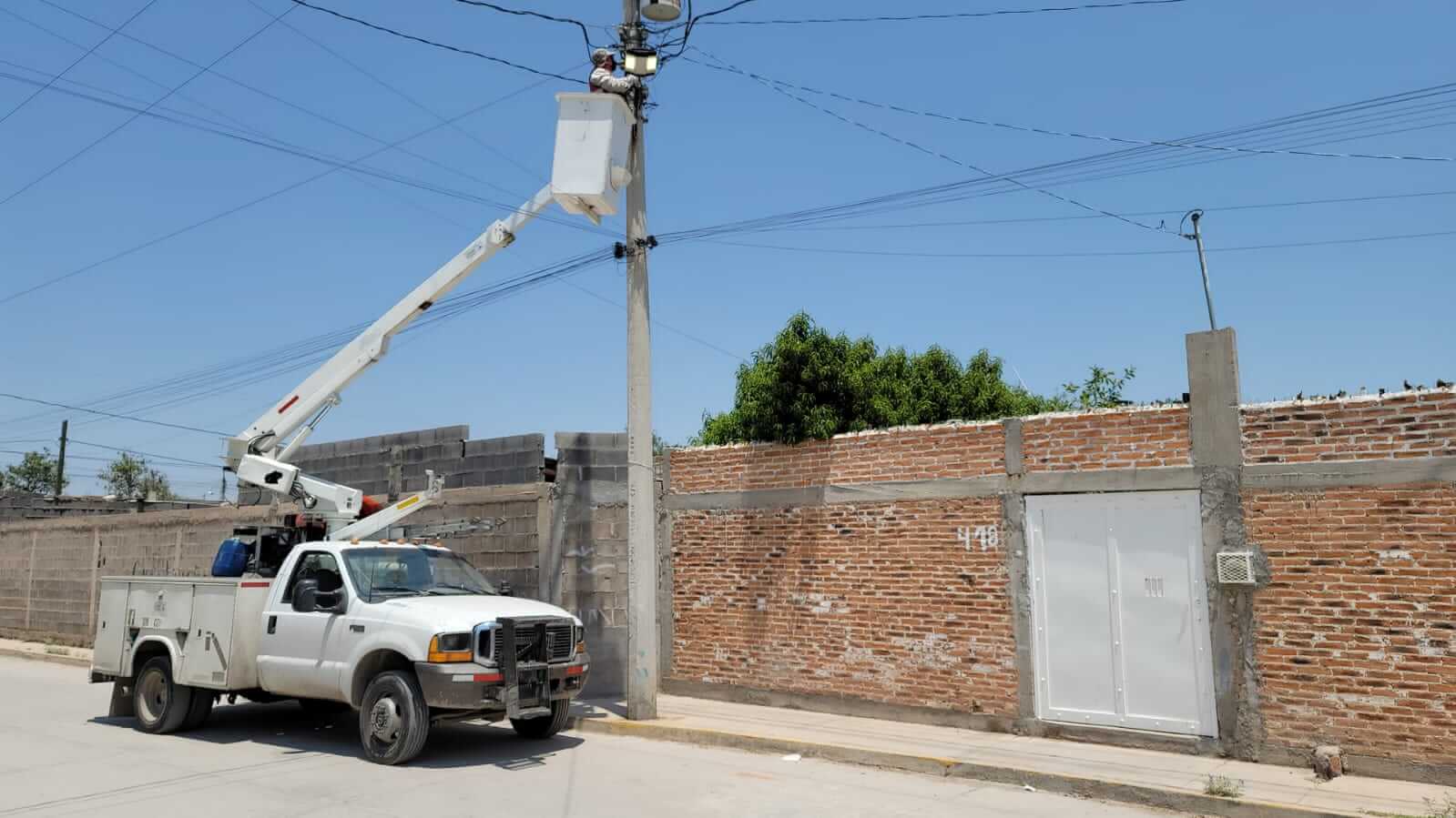 Alumbrado Público atiende los reportes ciudadanos para rehabilitar las luminarias que registran algún desperfecto en el municipio.