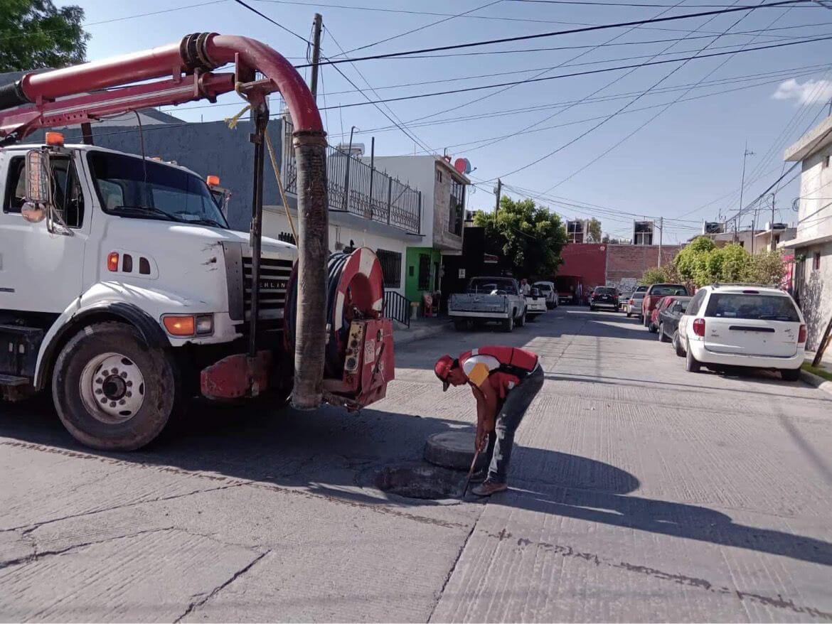 Interapas programó la atención a varios reportes relacionados con taponamientos en la red de drenaje.