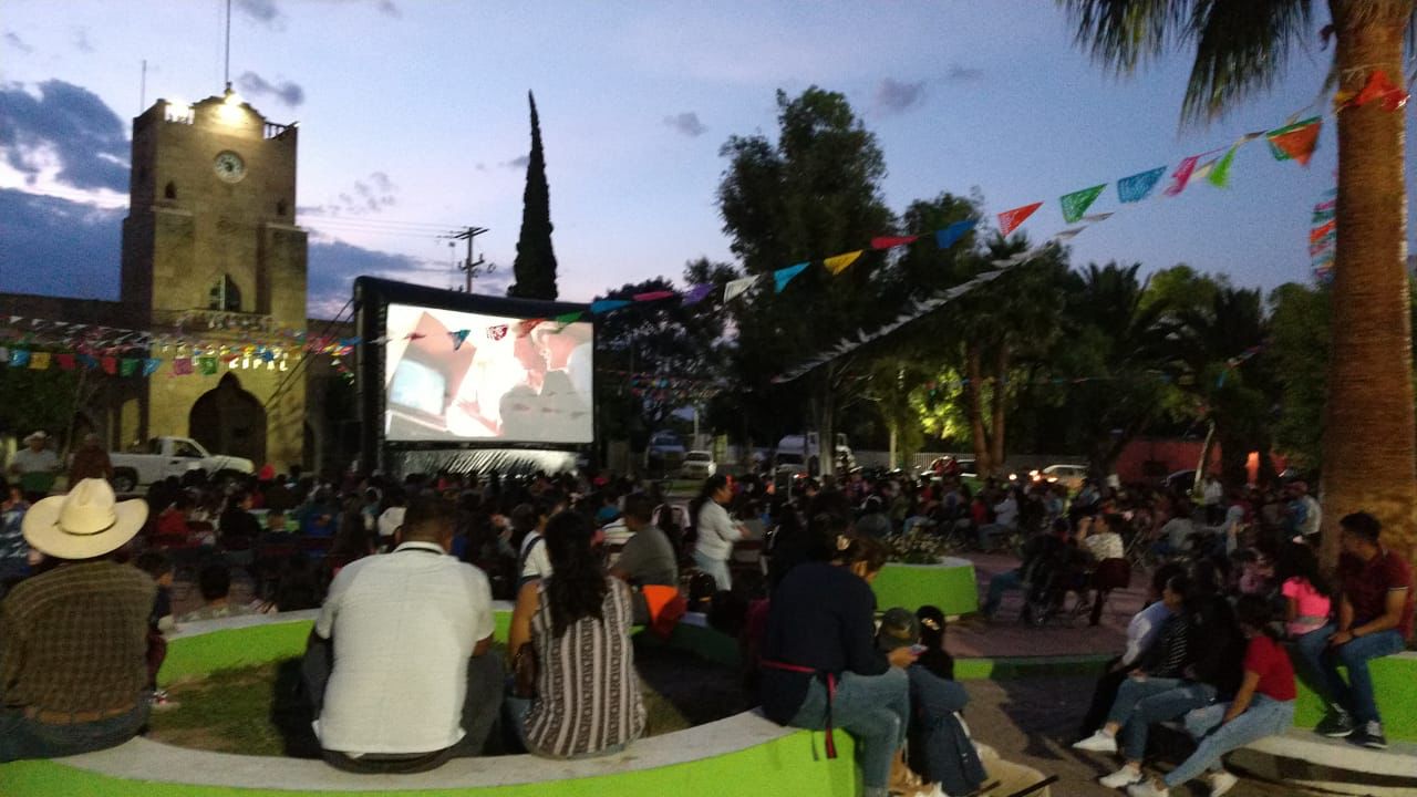 Más de 300 personas disfrutaron del programa “Cineteca en tu municipio” en el Jardín Hidalgo de Villa de Arriaga
