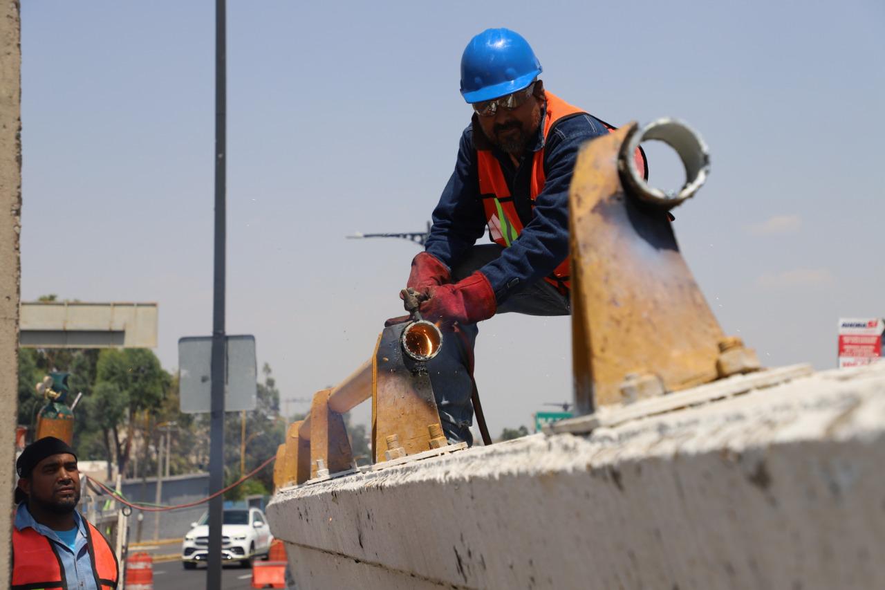 Este sábado arrancaron los trabajos de reparación del muro de contención de los carriles centrales de la avenida Salvador Nava Martínez