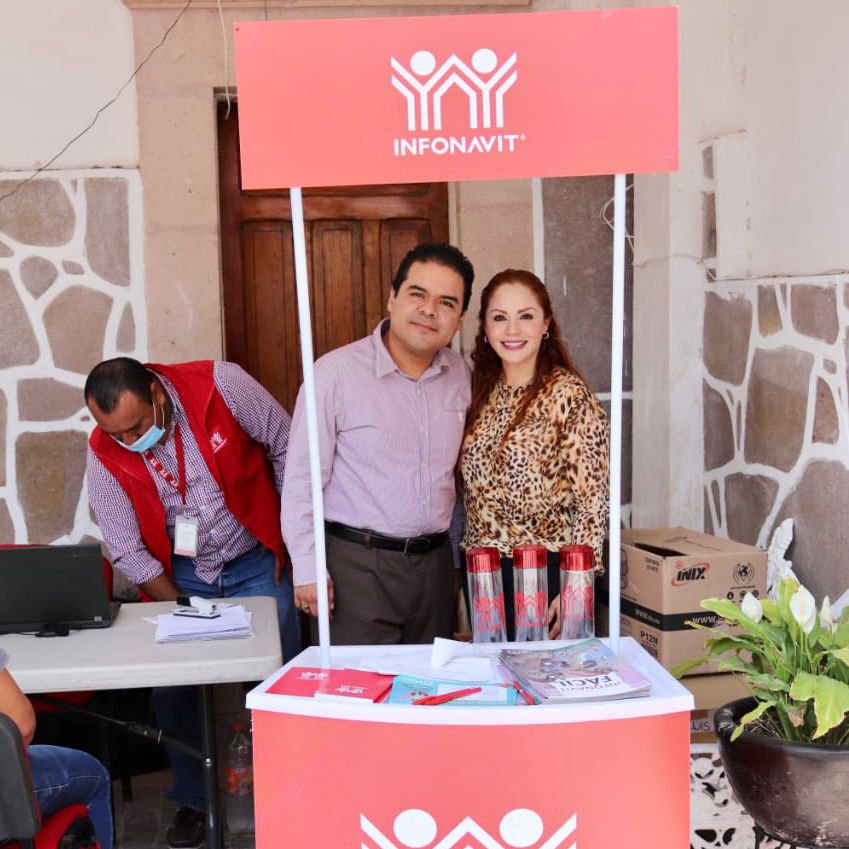 La alcaldesa, Érika Irazema Briones Pérez dio la bienvenida al delegado del Infonavit, Mario Rojas Hernández