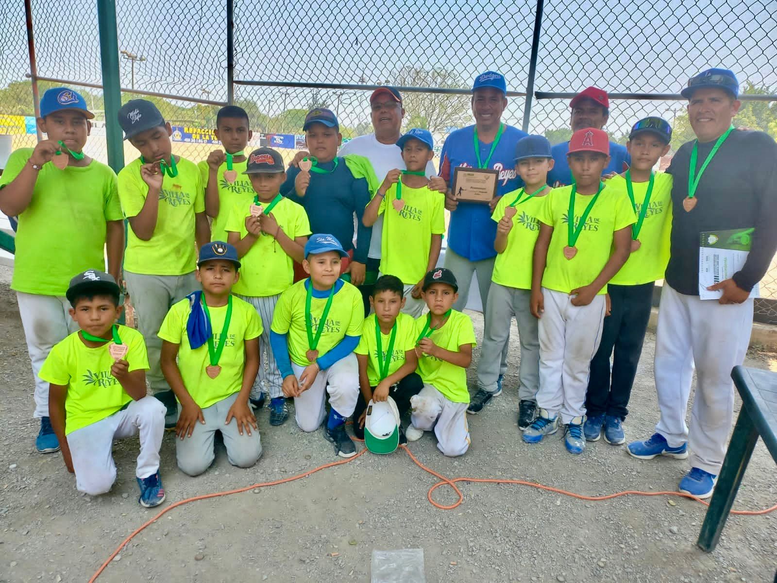 Estudiantes que forman parte de la selección de béisbol de Villa de Reyes, obtuvieron el tercer lugar en los Juegos Deportivos de Nivel Primaria Estatal