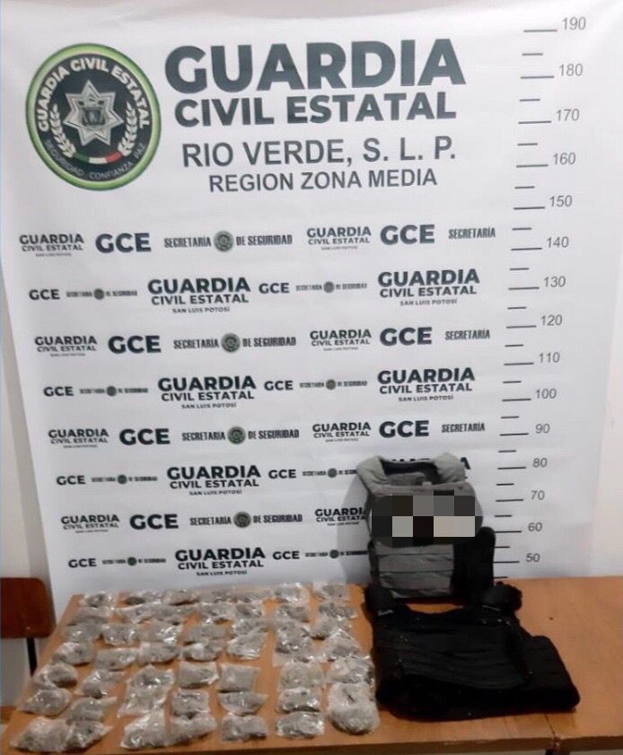 Agentes de la Guardia Civil Estatal, aseguraron un vehículo abandonado en cuyo interior se descubrió droga y chalecos tácticos. 